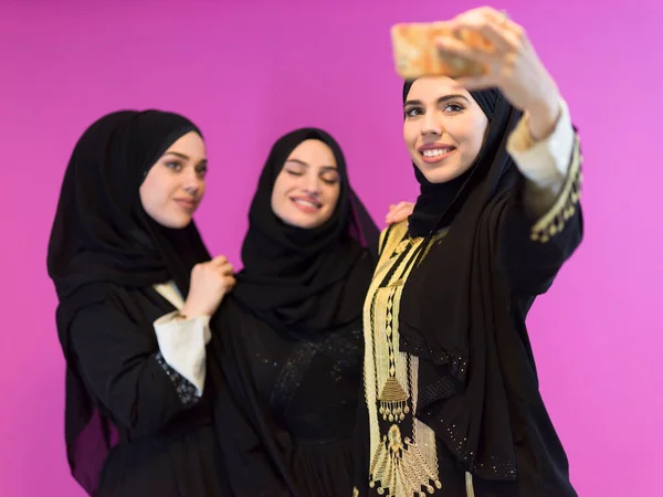 Группа Красивых Мусульманских Женщин Две Модных Платьях Хиджабами Помощью Мобильного — стоковое фото