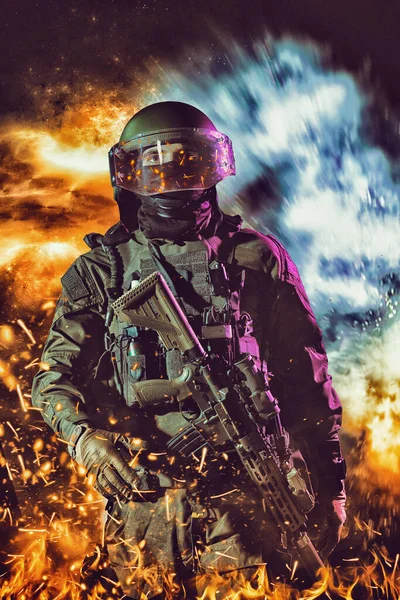 Armádní Voják Bojových Uniformách Útočnou Puškou Bojovou Helmou Noční Mise — Stock fotografie