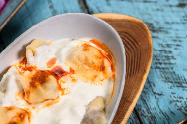 Bayram Mübarek Geleneksel Ramazan iftar yemeği. Ahşap mavi arka planda otantik kırsal tabaklarda çeşitli lezzetli yemekler. Türk yemeği kebap, pide, sarma, klepe, sogan dolma. Yüksek kalite