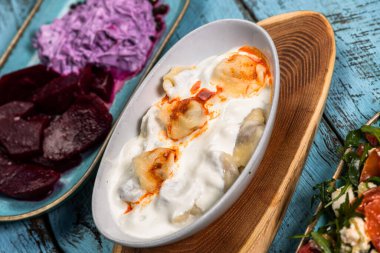 Bayram Mübarek Geleneksel Ramazan iftar yemeği. Ahşap mavi arka planda otantik kırsal tabaklarda çeşitli lezzetli yemekler. Türk yemeği kebap, pide, sarma, klepe, sogan dolma. Yüksek kalite