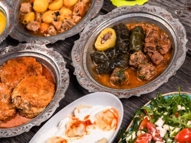 Bayram Mübarek Geleneksel Ramazan iftar yemeği. Ahşap mavi arka planda otantik kırsal tabaklarda çeşitli lezzetli yemekler. Türk yemeği kebap, pide, sarma, klepe, sogan dolma. Yüksek kalite