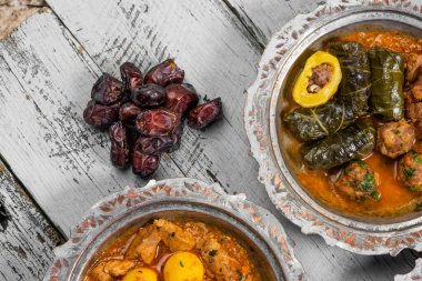 Bayram Mübarek Geleneksel Ramazan iftar yemeği. Ahşap mavi arka planda otantik kırsal tabaklarda çeşitli lezzetli yemekler. Türk yemeği kebap, pide, sarma, klepe, sogan dolma. Yüksek kalite
