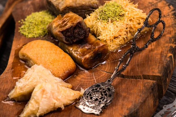 Ramadan Kareem Traditionell Turkisk Mellanöstern Iftar Sötsaker Baklava Med Pistaschmandlar — Stockfoto