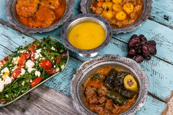 Eid Mubarak Tradiční Ramadán Iftar Večeře Různé Chutné Jídlo Autentických — Stock fotografie