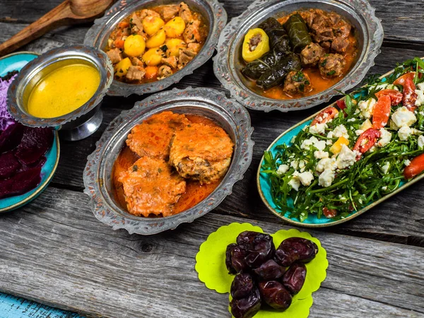 Eid Mubarak Tradiční Ramadán Iftar Večeře Různé Chutné Jídlo Autentických — Stock fotografie