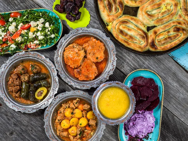 Bayram Mübarek Geleneksel Ramazan Iftar Yemeği Ahşap Mavi Arka Planda — Stok fotoğraf