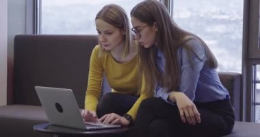 Günlük iş hayatına başlamak. İş adamları modern yaratıcı ofis alanında masa tenisi oynarken bir grup kadın iş arkadaşı proje üzerinde çalışıyor ve arka planda buluşuyorlar. Yüksek kalite