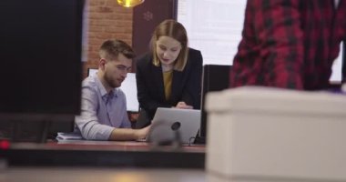 Başarılı iş ekibi. Yaratıcı bir açık alan ortak çalışma ofisinde birlikte çalışan ve iletişim kuran bir grup genç iş adamı. Yüksek kaliteli görüntüler