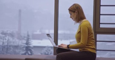 Yetenekli Dijital Pazarlama Uzmanı Akşam Ofisinde Dizüstü bilgisayar üzerinde çalışıyor. Genç İşkadını Yaratıcı Ajans 'ta Bilgisayar Kullanıyor, E-postaları kontrol ediyor, İş Analitik Verilerini Araştırıyor. Yüksek
