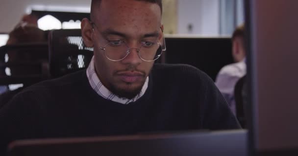 Jovem Empresário Afro Americano Engenheiro Software Com Óculos Sentados Escritório — Vídeo de Stock