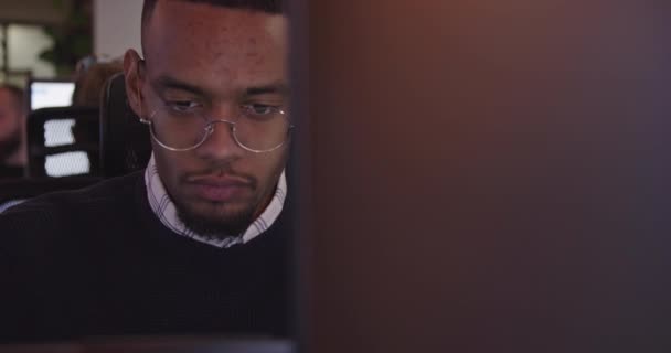 Νεαρός Αφροαμερικανός Επιχειρηματίας Μηχανικός Λογισμικού Γυαλιά Που Κάθεται Ένα Σύγχρονο — Αρχείο Βίντεο