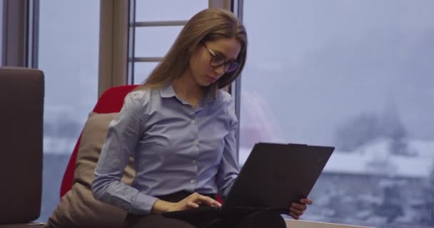 Spesialis Pemasaran Digital Berbakat Bekerja Laptop Office Evening Wanita Pengusaha — Stok Video