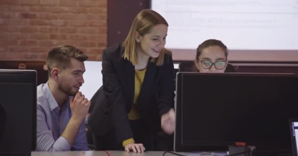 Başarılı Ekibi Yaratıcı Bir Açık Alan Ortak Çalışma Ofisinde Birlikte — Stok video