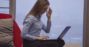 Yetenekli Dijital Pazarlama Uzmanı Akşam Ofisinde Dizüstü bilgisayar üzerinde çalışıyor. Genç İşkadını Yaratıcı Ajans 'ta Bilgisayar Kullanıyor, E-postaları kontrol ediyor, İş Analitik Verilerini Araştırıyor. Yüksek