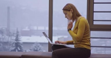 Yetenekli Dijital Pazarlama Uzmanı Akşam Ofisinde Dizüstü bilgisayar üzerinde çalışıyor. Genç İşkadını Yaratıcı Ajans 'ta Bilgisayar Kullanıyor, E-postaları kontrol ediyor, İş Analitik Verilerini Araştırıyor. Yüksek