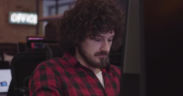 Podnikatel Nebo Softwarový Inženýr Sedící Moderní Kooperativní Kanceláři Pracující Počítače — Stock video