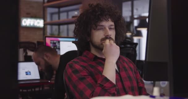 ビジネスマンやソフトウェアエンジニアは 現代の同僚のオフィスに座って コンピュータで働いています 高画質映像 — ストック動画