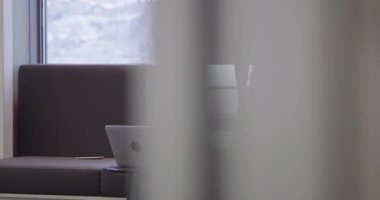 Günlük iş hayatına başlamak. İş adamları modern yaratıcı ofis alanında masa tenisi oynarken bir grup kadın iş arkadaşı proje üzerinde çalışıyor ve arka planda buluşuyorlar. Yüksek kalite
