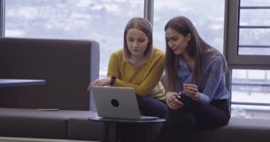 Günlük iş hayatına başlamak. İş adamları modern yaratıcı ofis alanında masa tenisi oynarken bir grup kadın iş arkadaşı proje üzerinde çalışıyor ve arka planda buluşuyorlar. Yüksek kalite