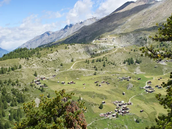 Liten by nära zermatt — Stockfoto