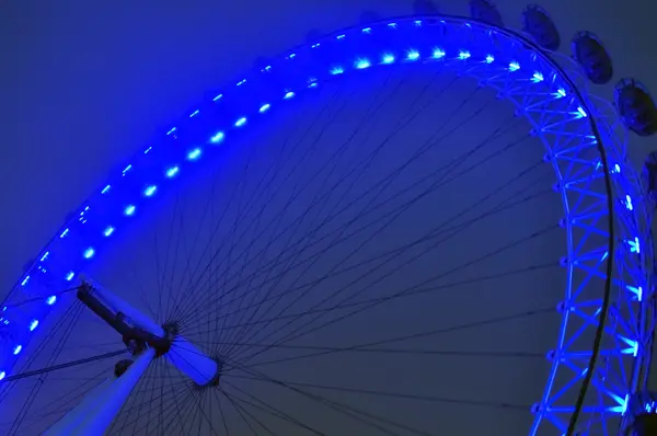 London eye nauwe detail spinnen bij nacht met blauwe lichten — Stockfoto