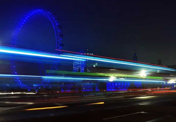 Spinning London Eye detalle de cerca por la noche con luces azules —  Fotos de Stock