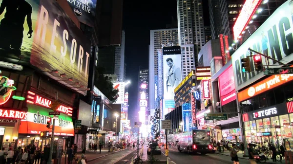 NUEVA YORK CITY - 16 DE AGOSTO: Times Square, con teatros de Broadway y carteles animados de led, es un símbolo de Nueva York y Estados Unidos, 16 de agosto de 2012 en Manhattan, Nueva York . Imagen de archivo