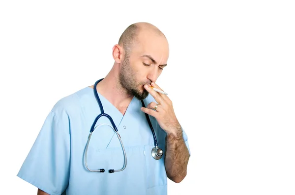 Курящий врач — стоковое фото