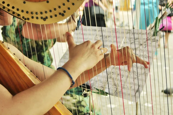 Harp player — Stock Photo, Image