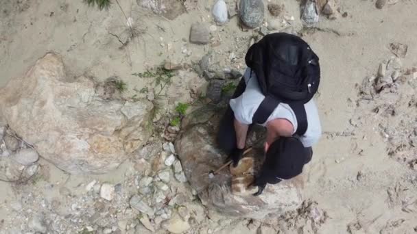 Jeolog Sahada Çalışıyor Taşları Inceliyor — Stok video