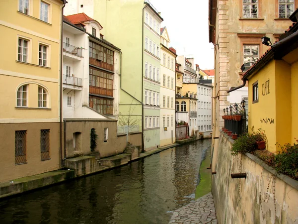 Rue et bâtiment de la ville . — Photo