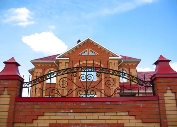 Bâtiment, ciel et fleurs — Photo