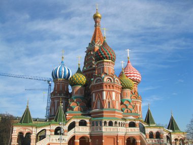 Kilise kubbe ve mavi gökyüzü
