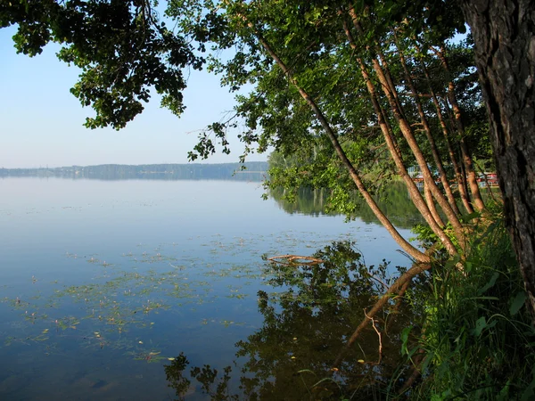 Озеро, остров и банк — стоковое фото
