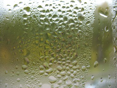 pencere cam ve yağmur damlaları