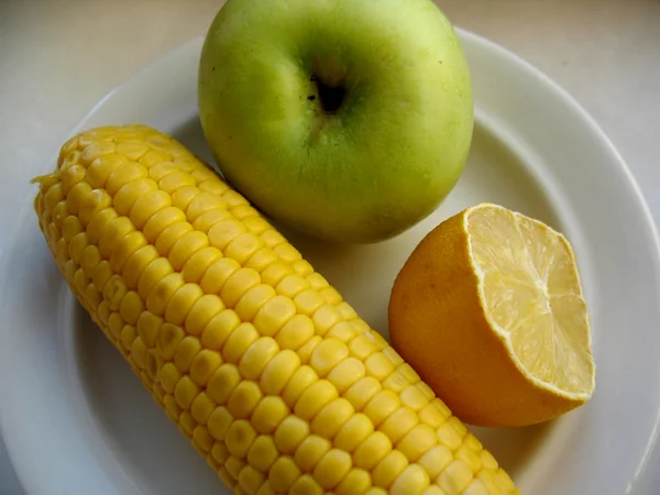 Кукуруза и яблоко — стоковое фото
