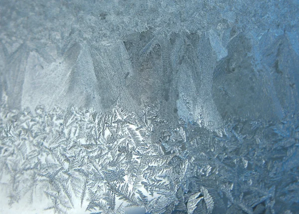 Modèle givré sur la fenêtre d'hiver — Photo
