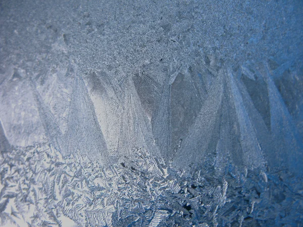 Modèle givré sur la fenêtre d'hiver — Photo