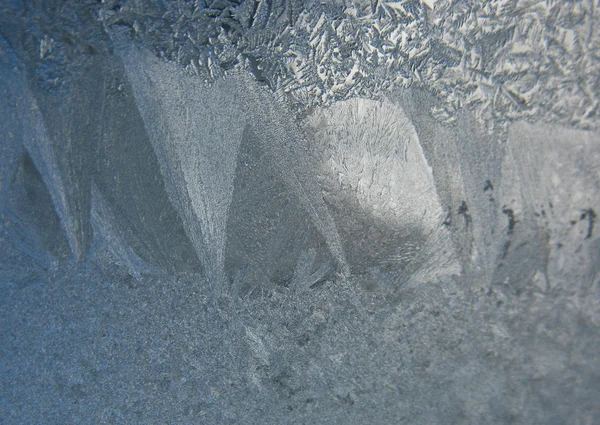 Frostiges Muster am Winterfenster — Stockfoto