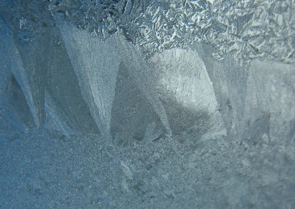 Padrão gelado na janela de inverno — Fotografia de Stock