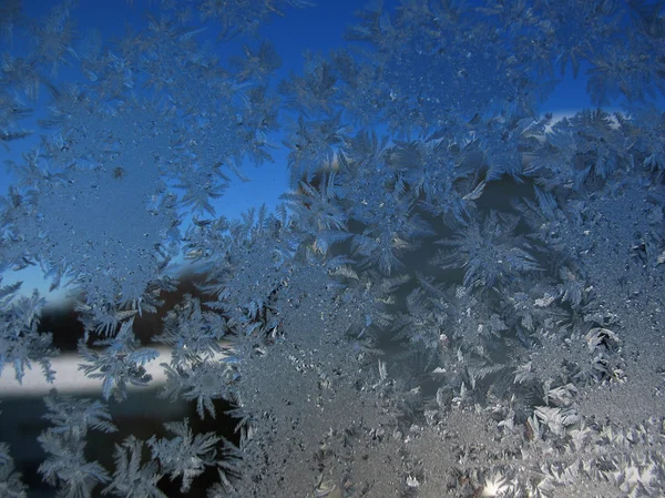 Frosty mönster på vinterfönstret — Stockfoto