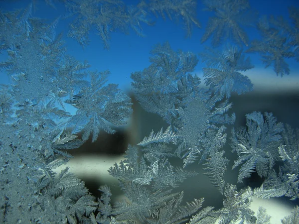 Frosty mönster på vinterfönstret — Stockfoto