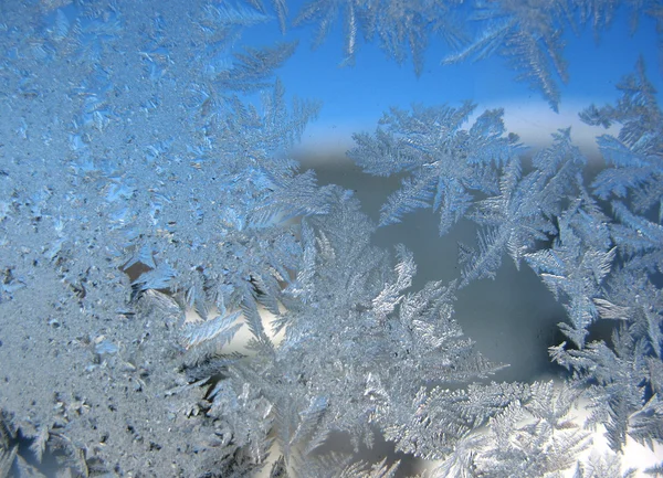 겨울 창문의 서리가 내리는 무늬 — 스톡 사진