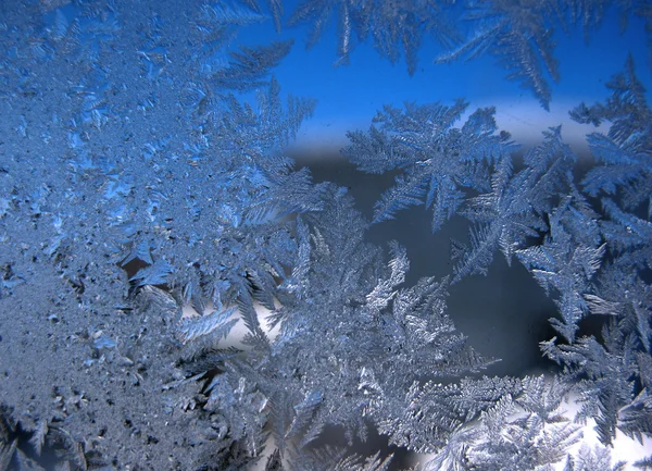 Modello gelido sulla finestra invernale — Foto Stock