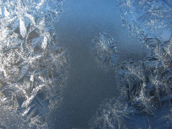 Padrão gelado na janela de inverno — Fotografia de Stock