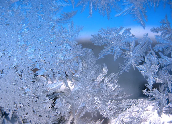 Frostiges Muster am Winterfenster — Stockfoto