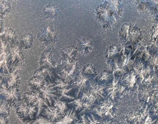 Padrão gelado na janela de inverno — Fotografia de Stock