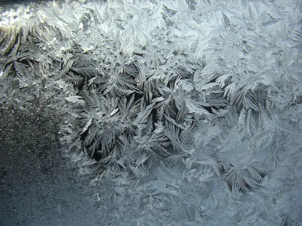 Frosty mönster på vinterfönstret — Stockfoto