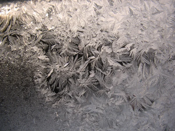 Modèle givré sur la fenêtre d'hiver — Photo