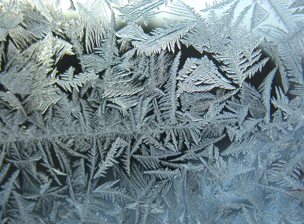 Padrão gelado na janela de inverno — Fotografia de Stock